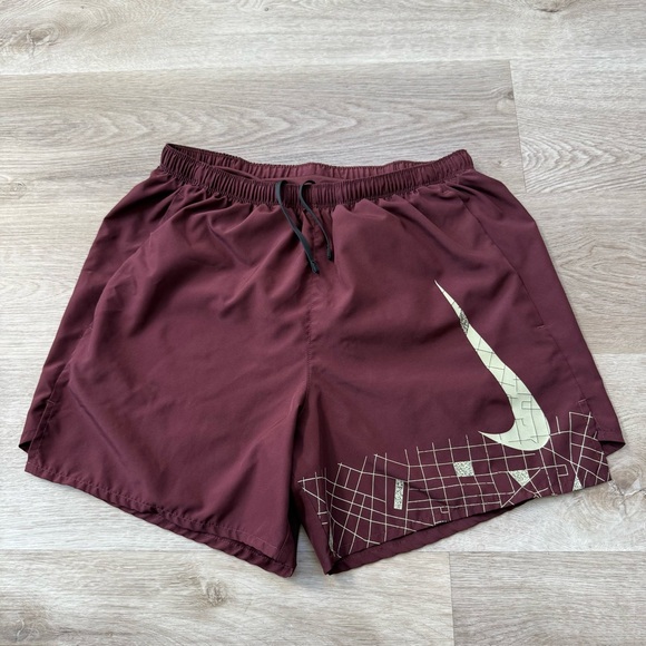 Nike Men’s Medium Dri-Fit Stride Run Division Running Burgundy Crush DQ6500-652 - Picture 1 of 10